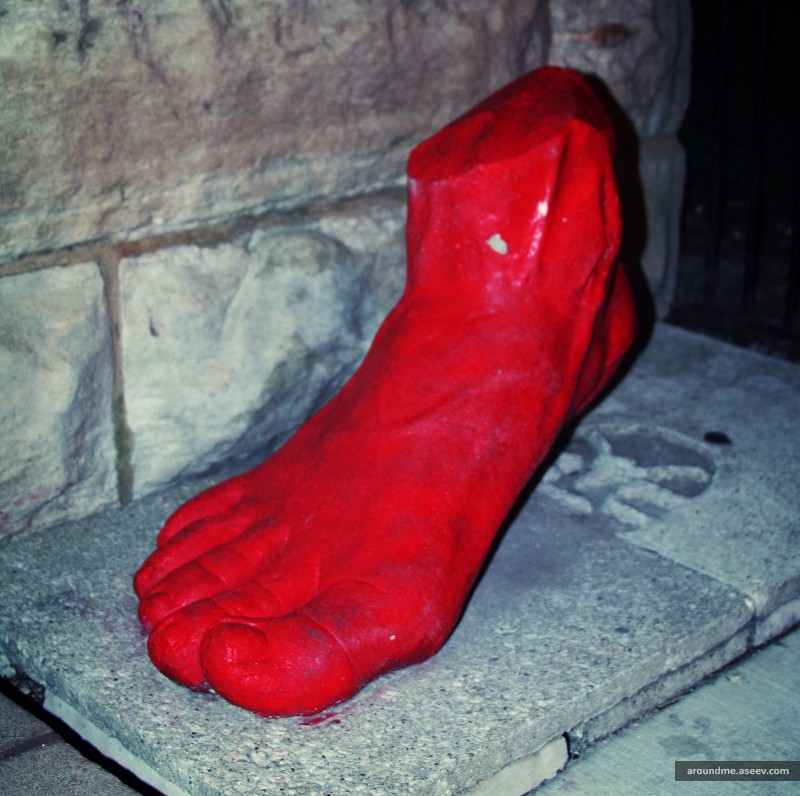 Big Red Foot, Chicago